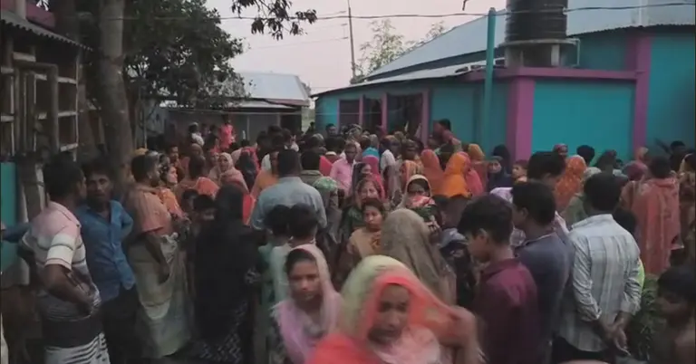 মরদেহ দেখতে এলাকাবাসীর ভিড়